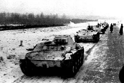 Колонна танков Т60 на марше В течение суток Кризисная ситуация - фото 376