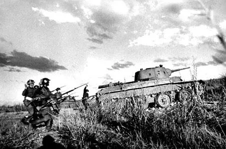 Танковая атака советских войск ХалхинГол 1939 г Командир корпуса Георгий - фото 25