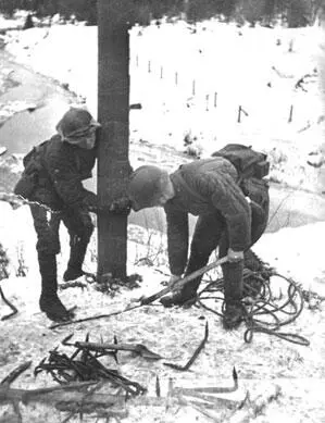 Советские солдаты выкапывают финский пограничный столб близ погранзаставы - фото 44