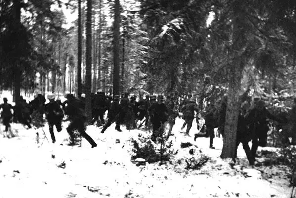 Финские солдаты в лесу пытаются рассредоточиться заметив приближение советских - фото 47