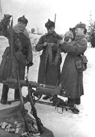 Советские пограничники осматривают трофейное финское оружие Сигнальные - фото 48
