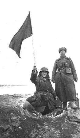 Герой Советского Союза лейтенант М И Сипович и капитан Коровин на захваченном - фото 50