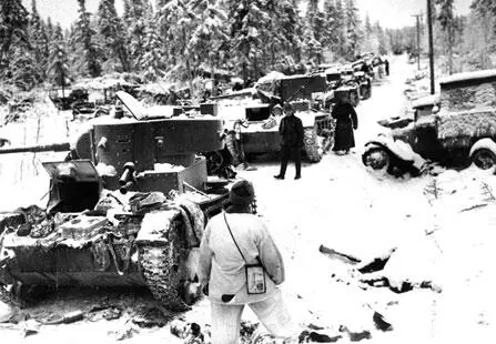 Разбитая колонна советской 44й дивизии Финский солдат рядом со сбитым - фото 55