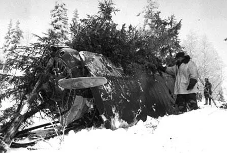 Финский солдат рядом со сбитым советским истребителем И15 бис Финские танки - фото 56