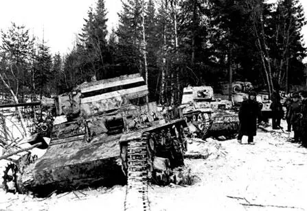 Финские танки Виккерс подбитые в районе станции Перо Финский солдат с - фото 57