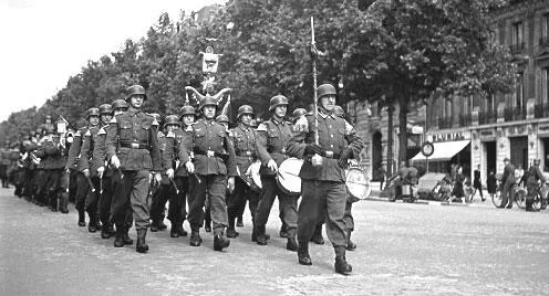 Парад немецких солдат на Елисейских полях Париж 1940 Фашистские танки в - фото 61