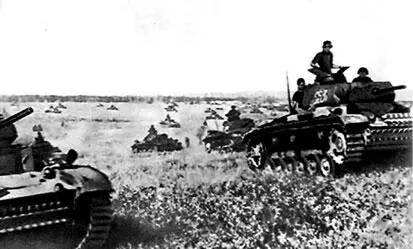 Фашистские танки в наступлении Май 1940 г Беженцы на дорогах Франции 1940 - фото 62