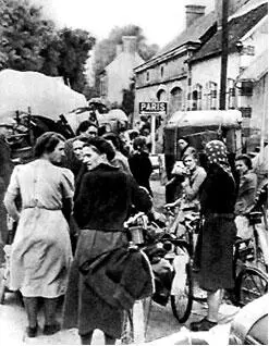 Беженцы на дорогах Франции 1940 Гитлеровцы на улицах французской столицы - фото 63