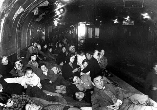 В метро во время бомбардировки Мадрид Руины Роттердама Май 1940 г - фото 65