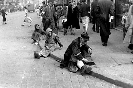 Старики просящие подаяние на улице в варшавском гетто Узник варшавского - фото 72