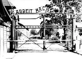 Освенцим страшный символ массового уничтожения людей Надпись на воротах - фото 74
