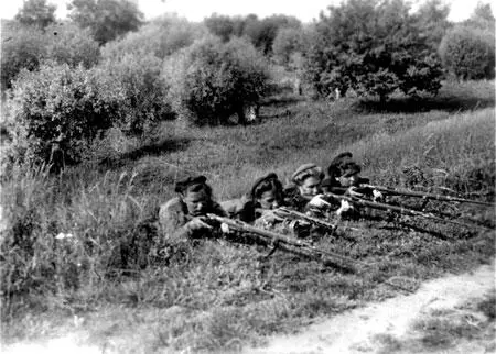 Советские девушкивоеннослужащие на учении 28 декабря 1940 года Советский - фото 91