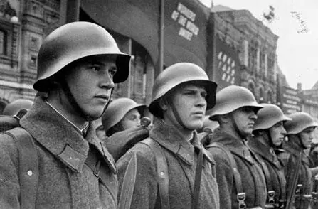 Красноармейцы в строю на Красной площади во время парада 1 мая 1941 года - фото 134