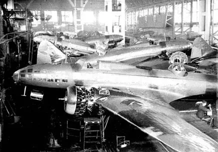 Ремонт самолетов 1941 г На заводе Октябрьской революции в г Ворошиловграде - фото 288