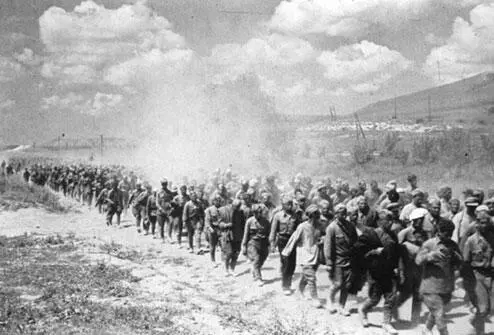Пленные красноармейцы Июль 1941 года Наступающие части вермахта На запад - фото 297