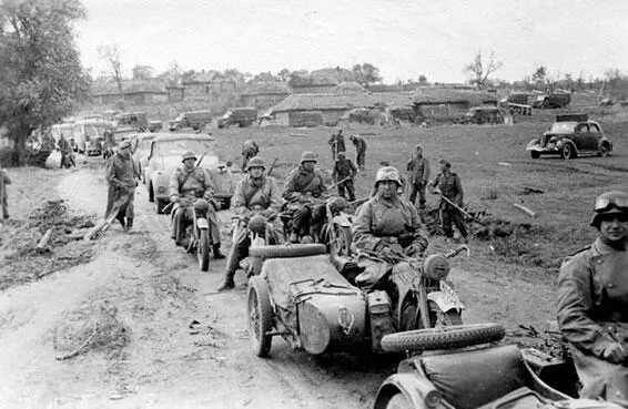 Колонна немецких войск Украина июль 1941 года Немецкие солдаты - фото 312