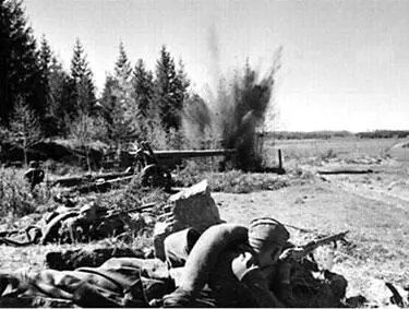Красноармейцы на позиции артиллерийского орудия Лето 1941 г В это же время - фото 314