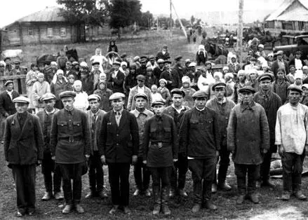 Проводы призывников на фронт в алтайском селе Нередко ополченцами желали стать - фото 318
