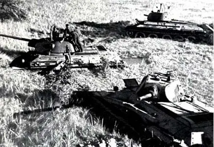 Немцы осматривают советские танки Т3476 завязшие на заливном лугу Пойма - фото 325