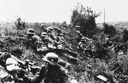 Немецкие солдаты прячутся в подлеске во время битвы за Киев 1941 год - фото 368