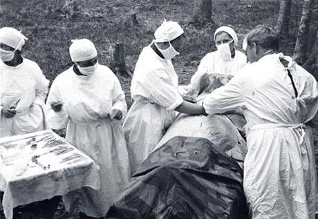 Хирурги оперируют раненого в полевом госпитале 1941 г 2122й дни войны - фото 376