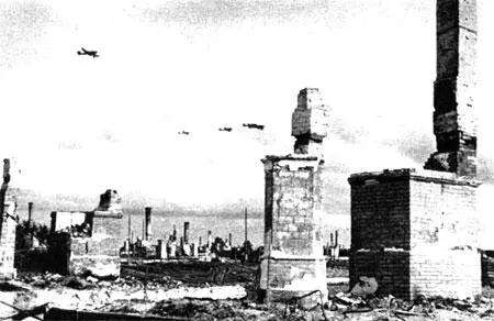 Выгоревший город 11 июля 1941 г Перевернутый советский тяжёлый танк КВ2 - фото 377