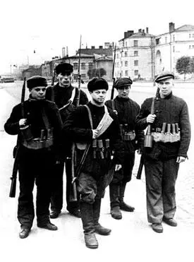Они одни из первых вступят в неравный бой с отборными фашистскими войсками - фото 383