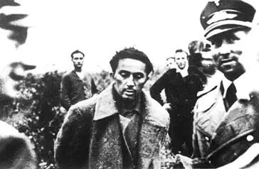 Фашисты ведут пленного Якова Джугашвили с аэродрома на допрос в штаб - фото 387