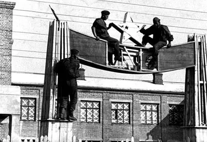 Немецкие солдаты уничтожают один из главных советских государственных символов - фото 405