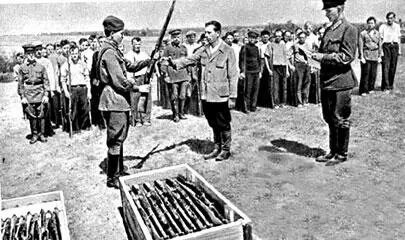 Вручение боевого оружия бойцам народного ополчения Москвы июль 1941 г 19 - фото 409