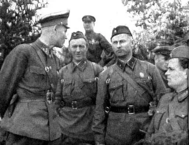 А А Фадеев и М А Шолохов на командном пункте генерала армии И С Конева - фото 434