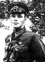Виктор Васильевич Талалихин Виктор Талалихин у сбитого им бомбардировщика - фото 442