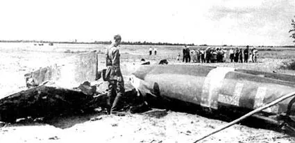 Виктор Талалихин у сбитого им бомбардировщика Heinkel Не111 Командующий - фото 443
