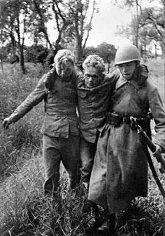 Русский солдат и финские военнопленные В этот же день Ставка вермахта - фото 454