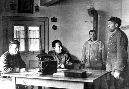 Допрос немецкого солдата В то же время оборонительные бои на брянском - фото 458