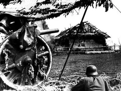 Замаскированное немецкое артиллерийское орудие Район Смоленска лето 1941 г - фото 462