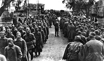 Колонна советских военнопленных под Старой Руссой Тогда же Фашистская - фото 465