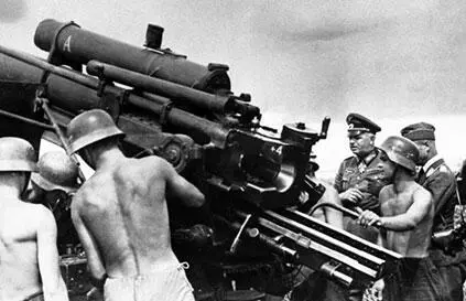 Военачальник немецкой армии генералполковник Эрнст Буш осматривает зенитное - фото 475