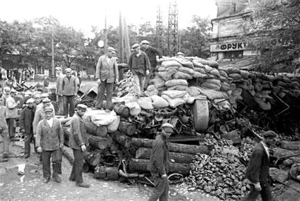 Участники обороны города Одессы строят баррикады 1941 г Жители города - фото 480