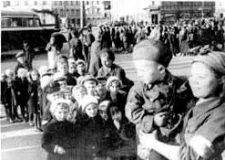 Эвакуация детей В начале блокады Ленинграда Бадаевские склады подвергаются - фото 497