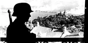 Киев во время фашистской оккупации Старый человек наблюдает за идущими - фото 517