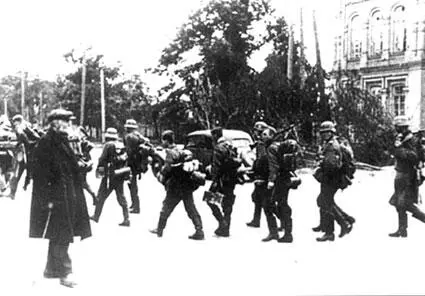 Старый человек наблюдает за идущими немцами 19 сентября 1941 года Немецкий - фото 518