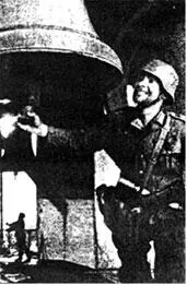 Довольный немец звонит в колокола на лаврской колокольне 20 сентября 1941 года - фото 523