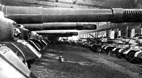Советские заводы в годы войны В эту суровую годину на заводах Москвы - фото 527