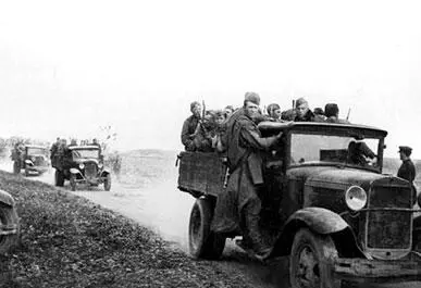 Колонна автомашин с красноармейцами направляется на Южный фронт 1941 г - фото 550