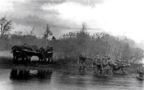 Артиллеристы дивизии на руках переносят орудия через мелкую речушку - фото 551