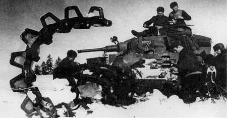Советские ремонтники осматривают брошенный танк Pz Kpfw III Московская - фото 75