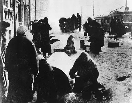Блокадный Ленинград Зима 1942 года Остановилась городская электростанция - фото 77