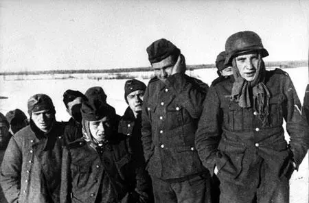 Немецкие солдаты взятые в плен под Москвой 1942 г Днем 14 января 1119й - фото 97
