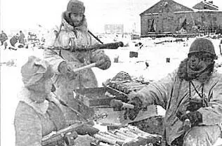 Лейтенант выдает гранаты бойцам Рн Юхнова 1942 г Полдень 17 января - фото 135
